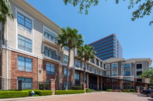 Apartments for Rent in Houston, TX - Exterior Community Driveway & Building Entrance 